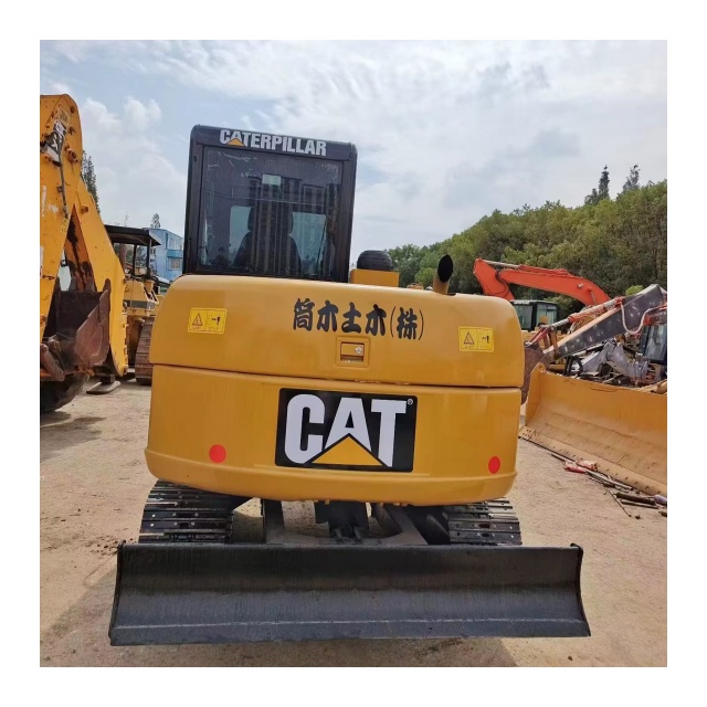 تستخدم الشركة المصنعة حفار صغير cat306d